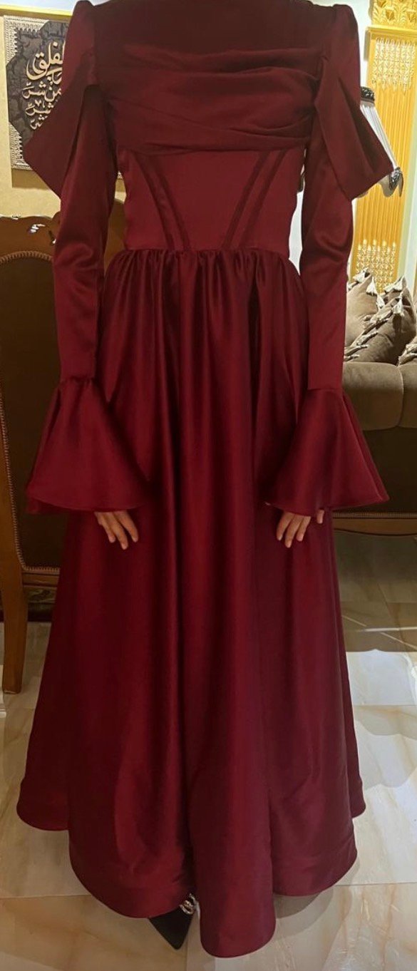فستان بسيط.